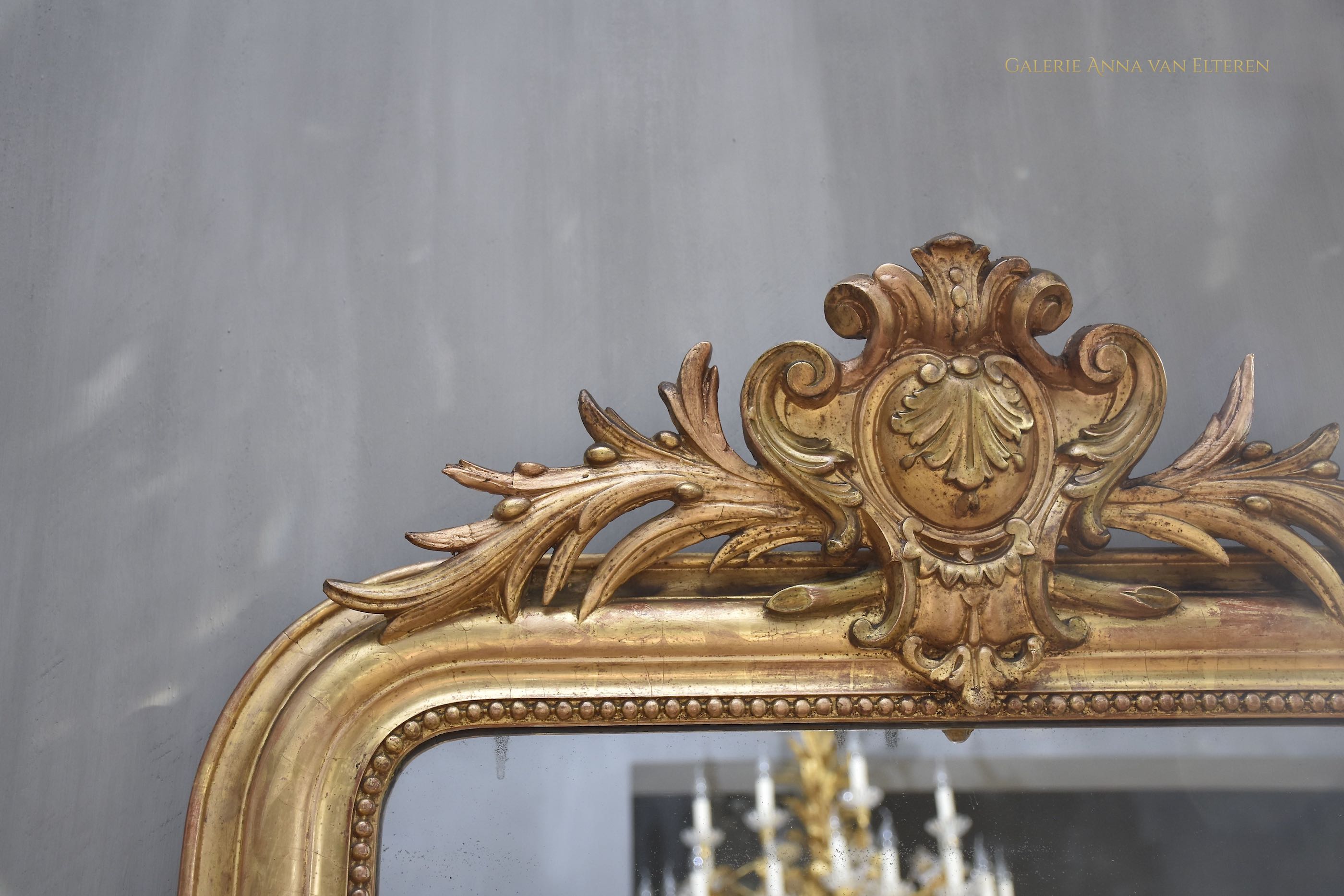 Antieke Franse spiegel met een fraaie kuif