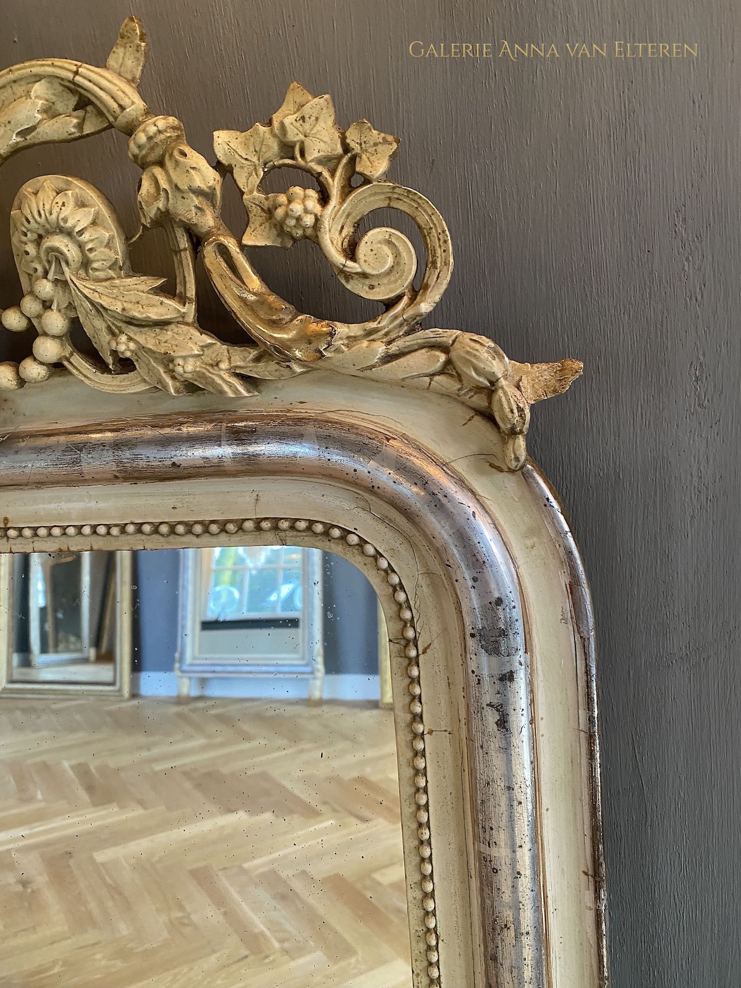 Antieke Franse vergulde spiegel met een kuif