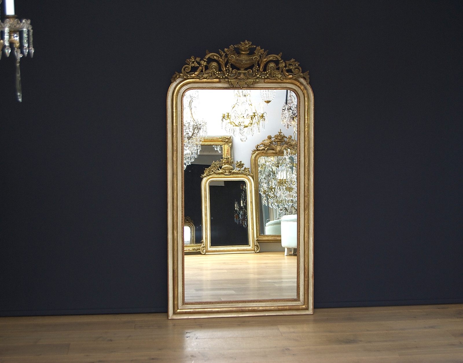 Grote antieke spiegel met een prachtige kroon