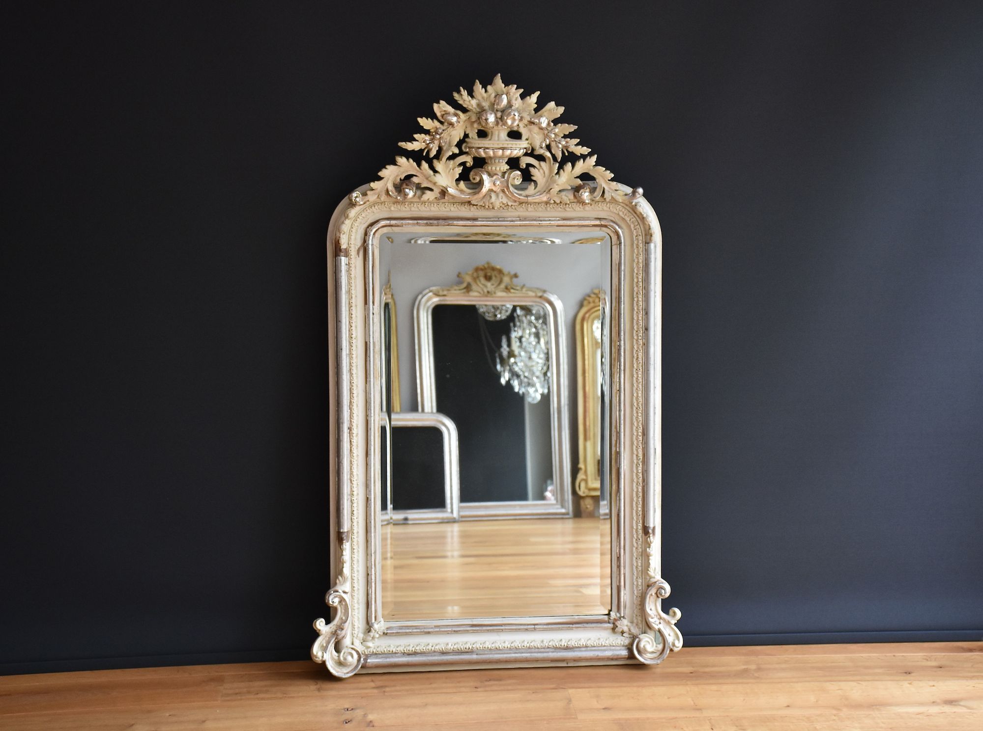 Franse zilveren spiegel met een schitterende kroon