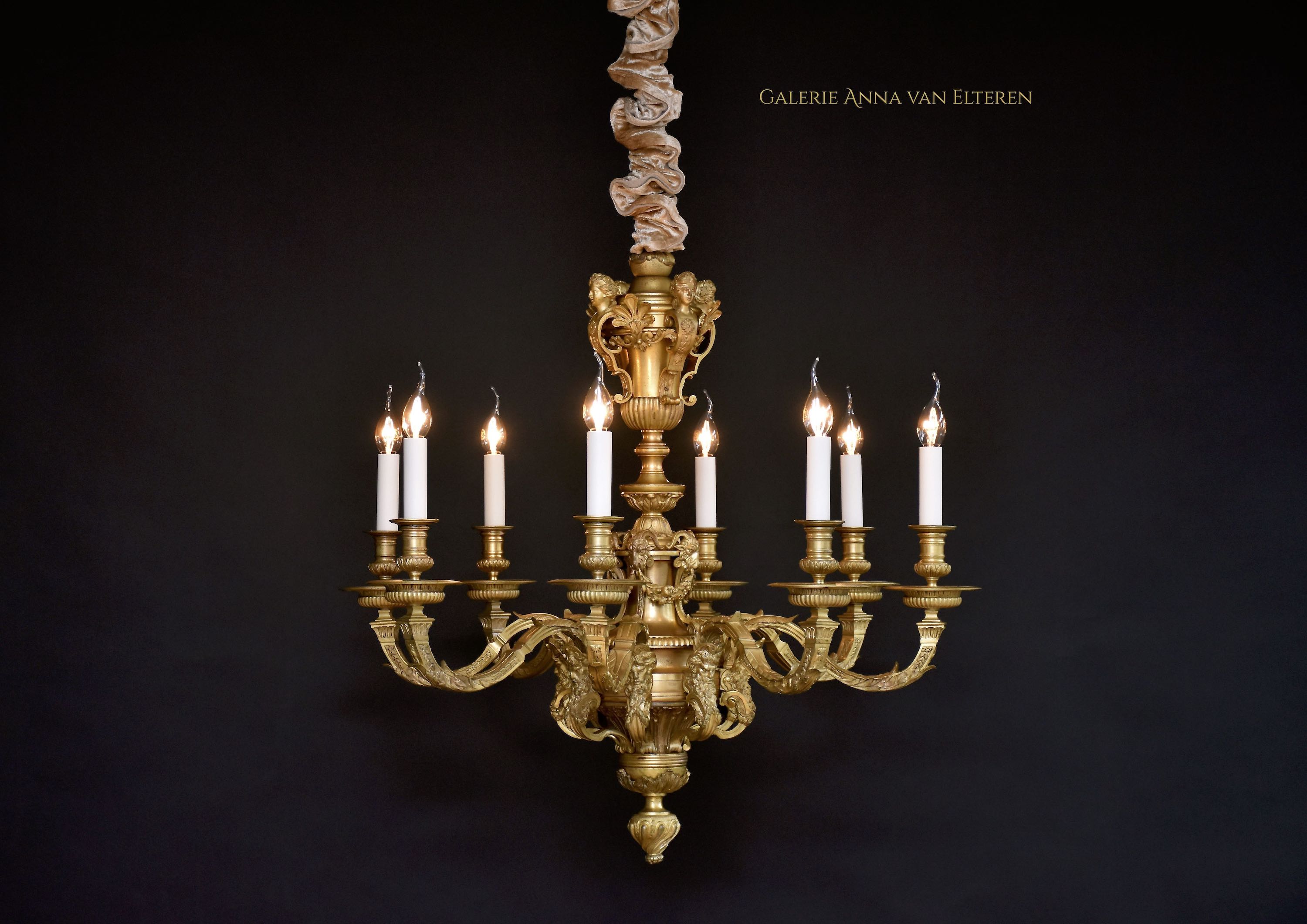 Antiker Kronleuchter aus getriebener und vergoldeter Bronze im Stil von André-Charles Boulle