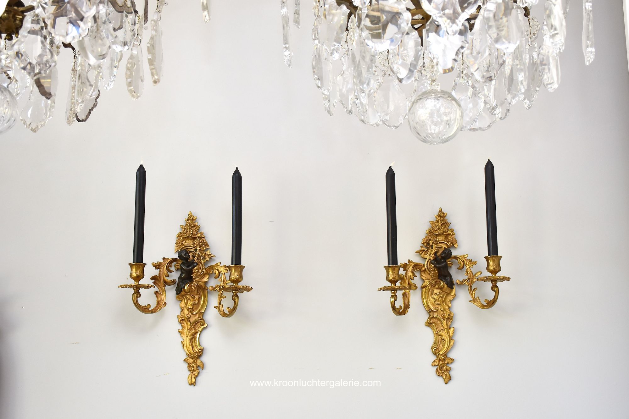 Ein prachtvolles Set aus zwei französischen Ludwig XV-Wandlampen