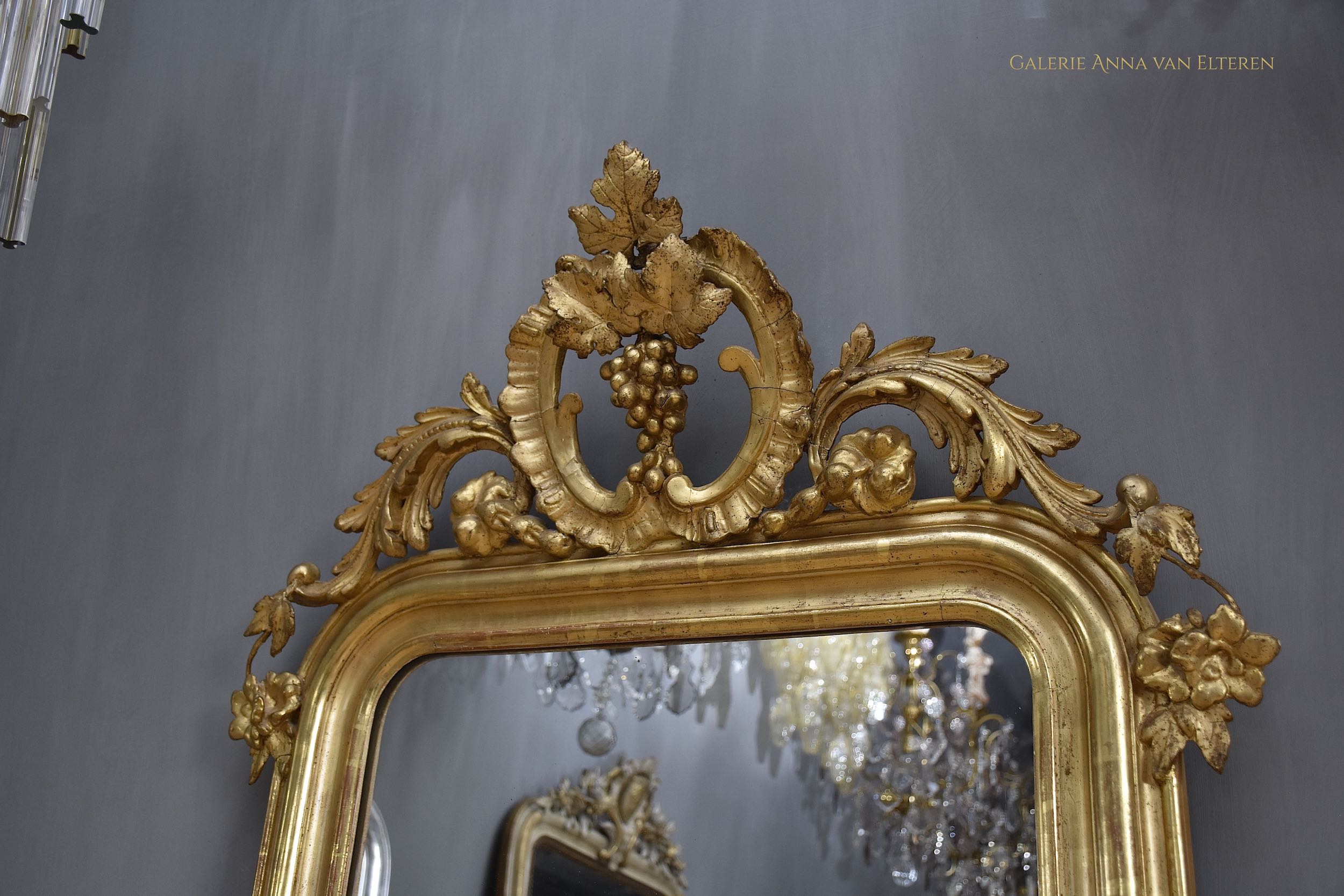 Antieke Franse spiegel met een kroon