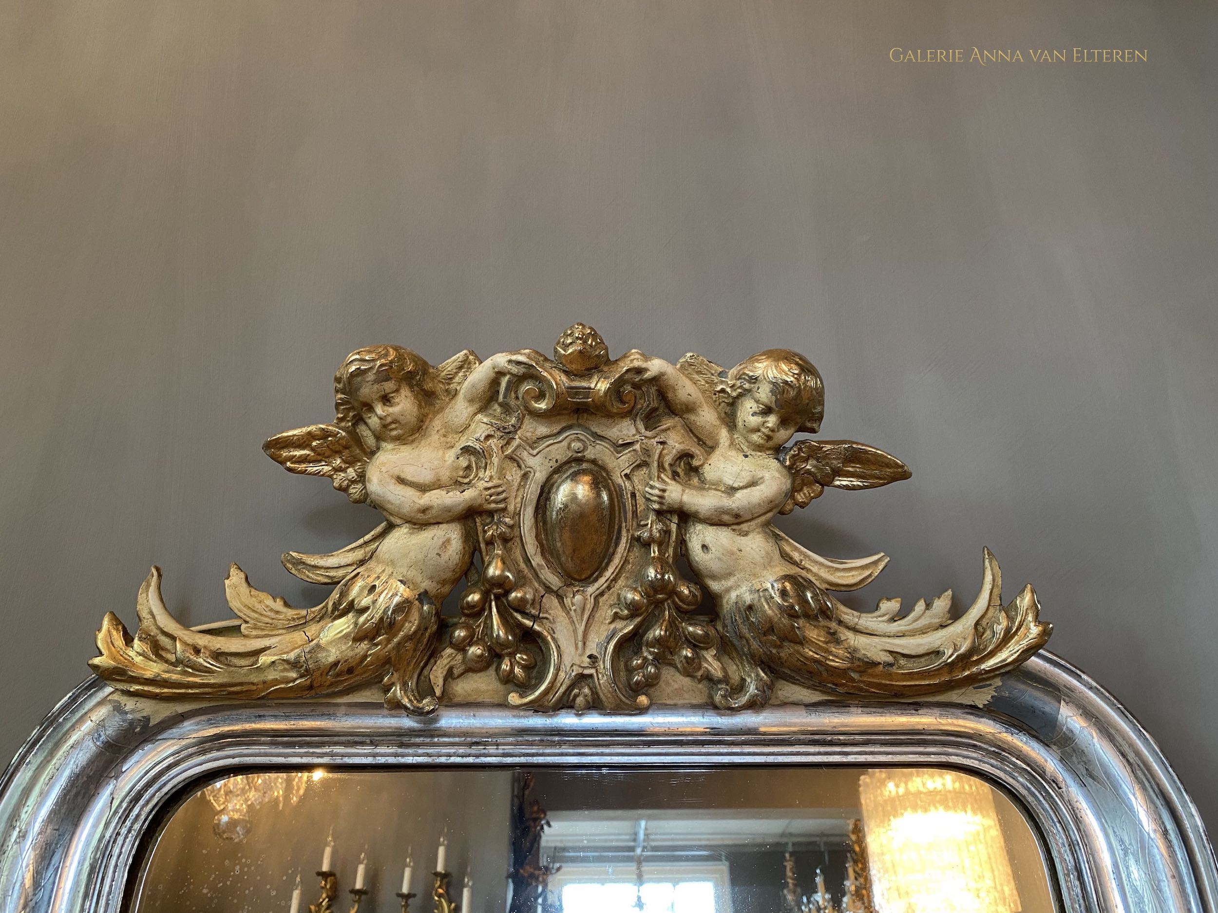 Antieke Franse spiegel met cherubijnen