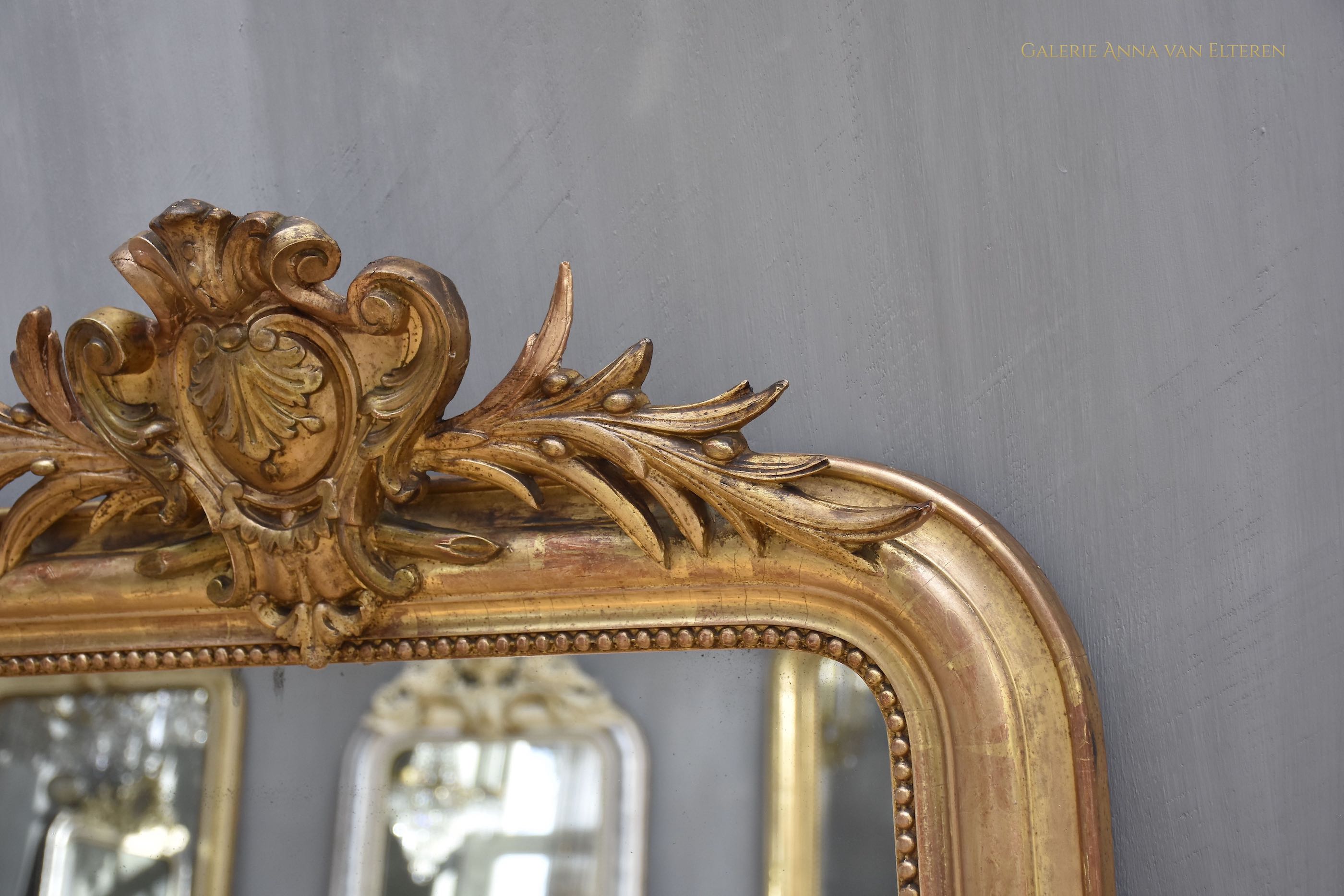 Antieke Franse spiegel met een fraaie kuif