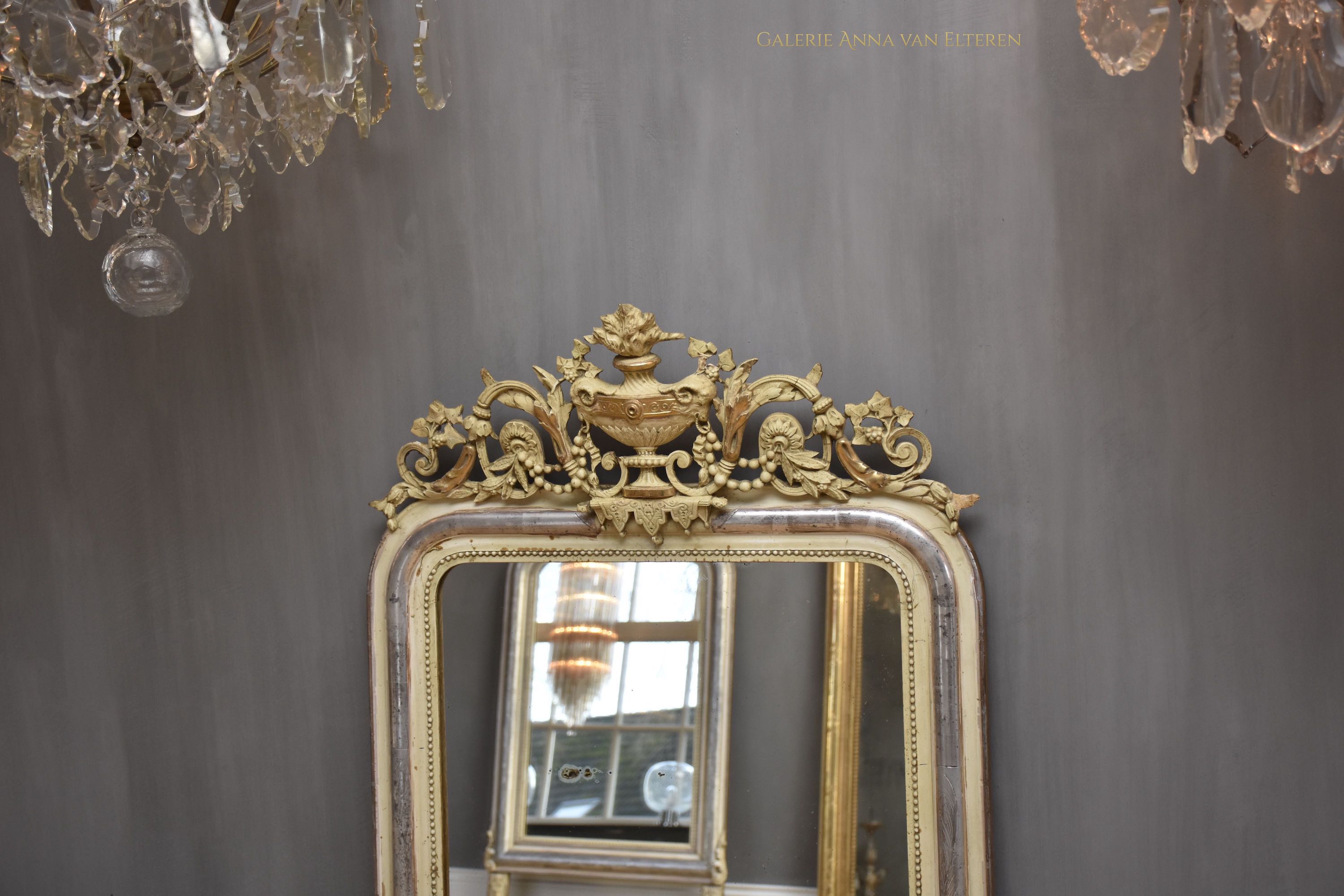 Antieke Franse vergulde spiegel met een kuif