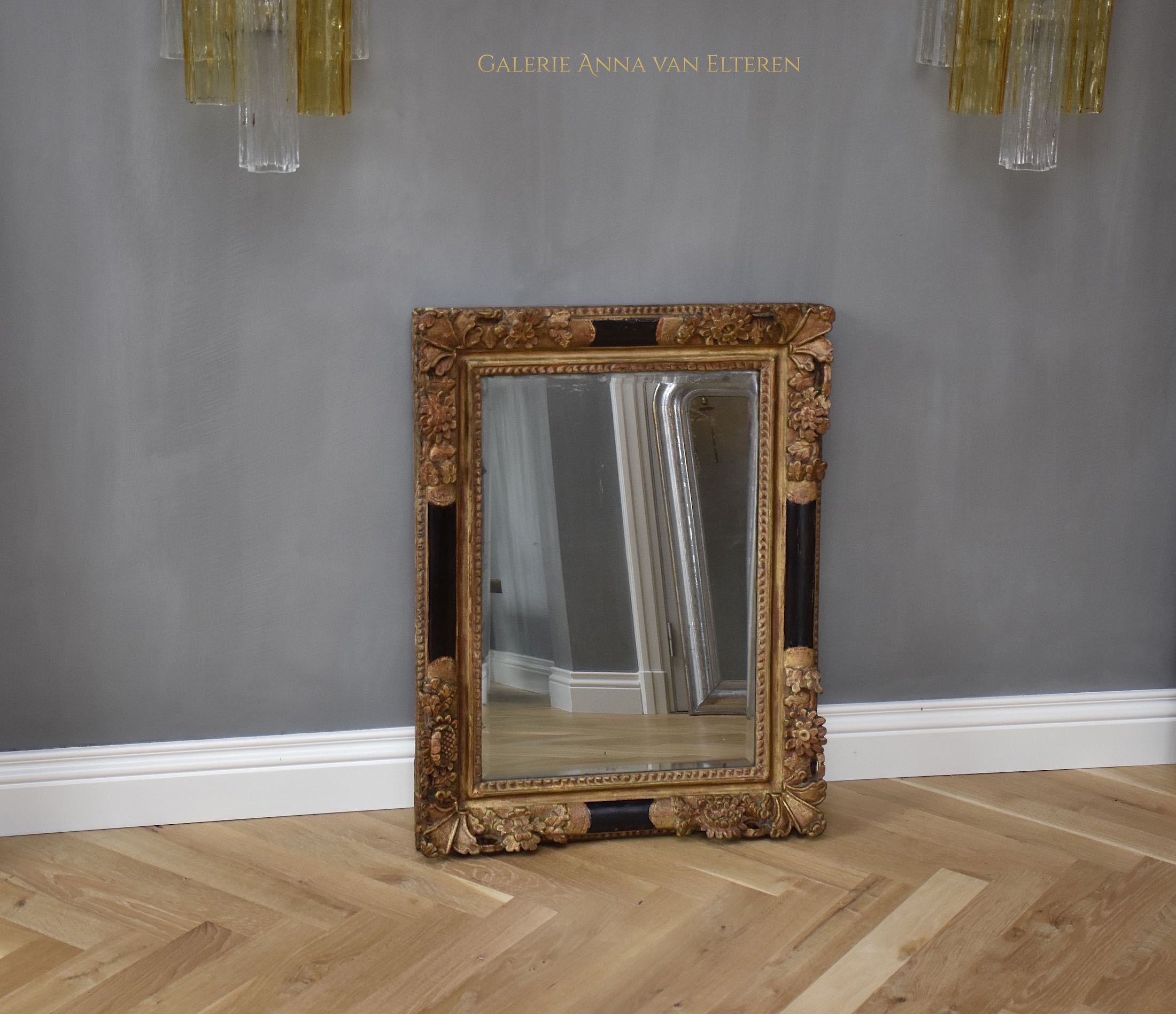 Antiker französischer vergoldeter und lackierter Spiegel