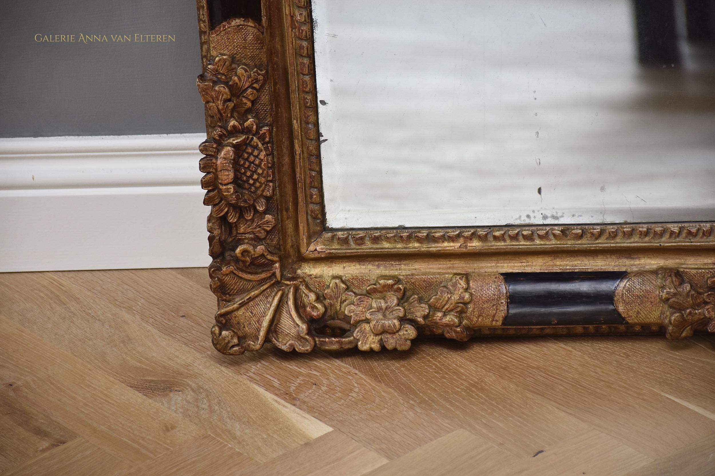 Antiker französischer vergoldeter und lackierter Spiegel