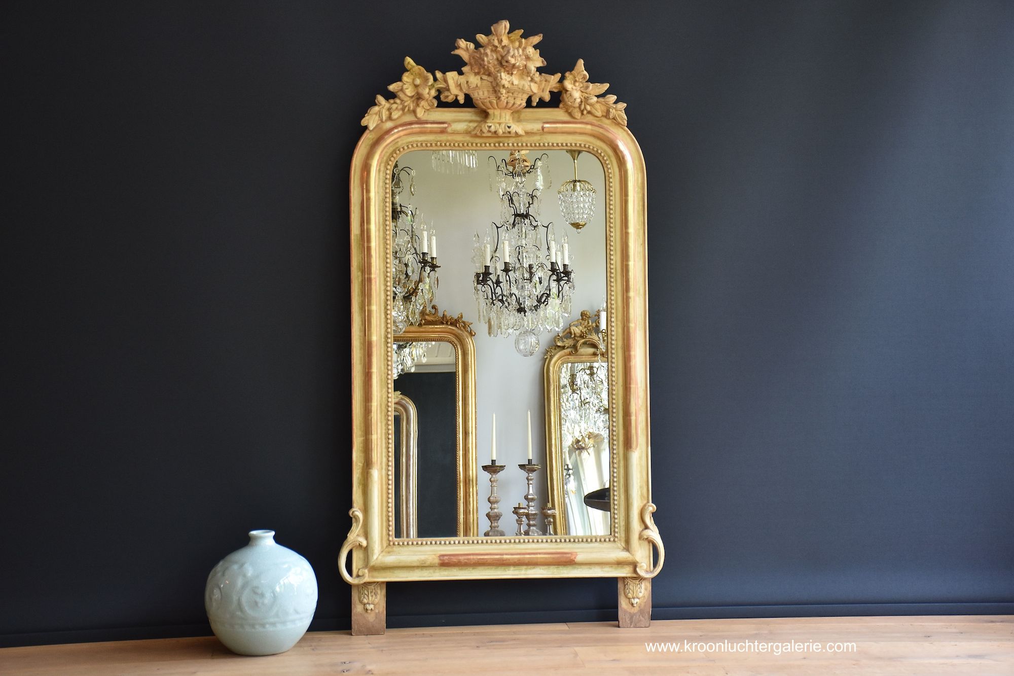 Antieke spiegel met een schitterende kroon