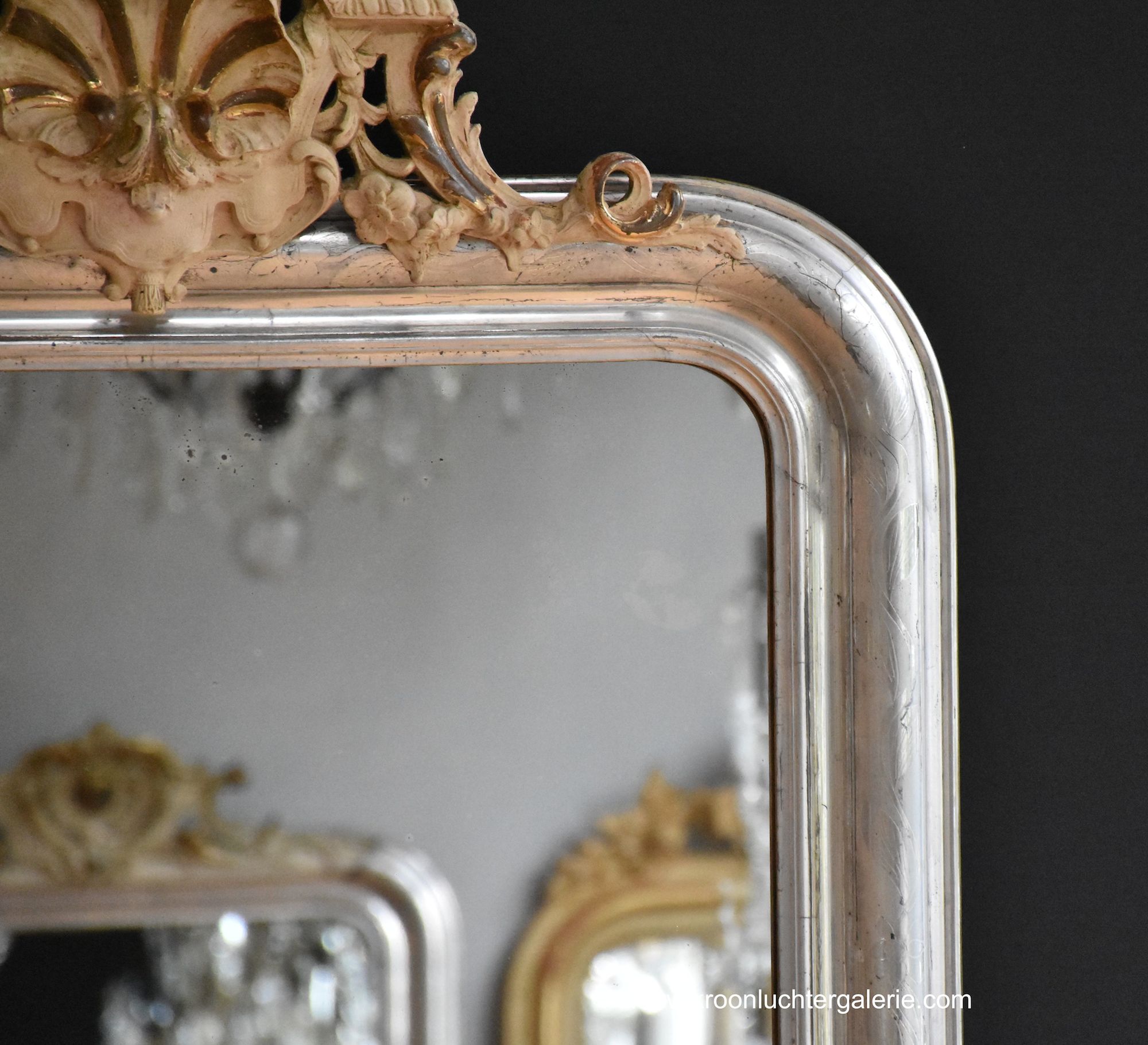 Grote antieke Franse spiegel met een kuif, Bladzilver