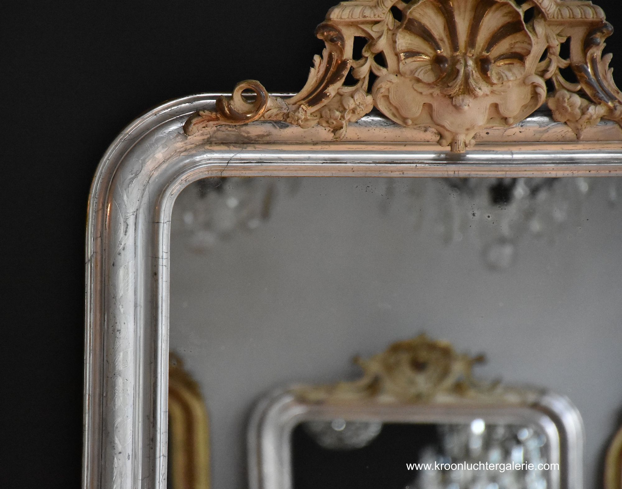 Großer antiker französischer Spiegel mit einer Krone