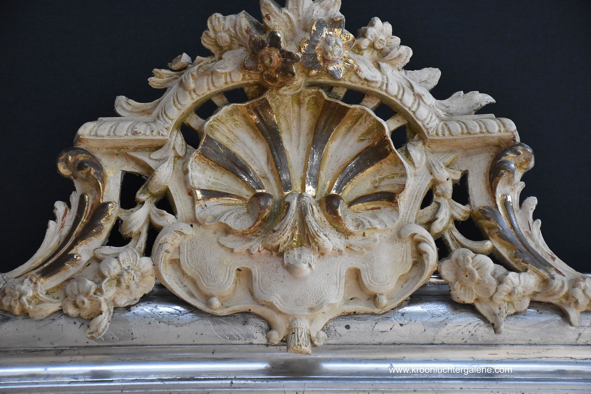 Großer antiker französischer Spiegel mit einer Krone