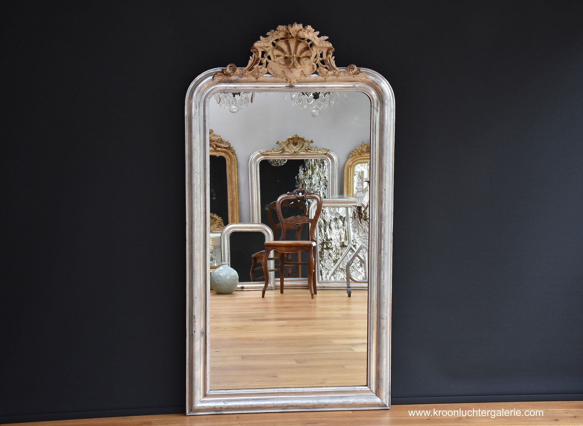 Grote antieke Franse spiegel met een kuif, Bladzilver