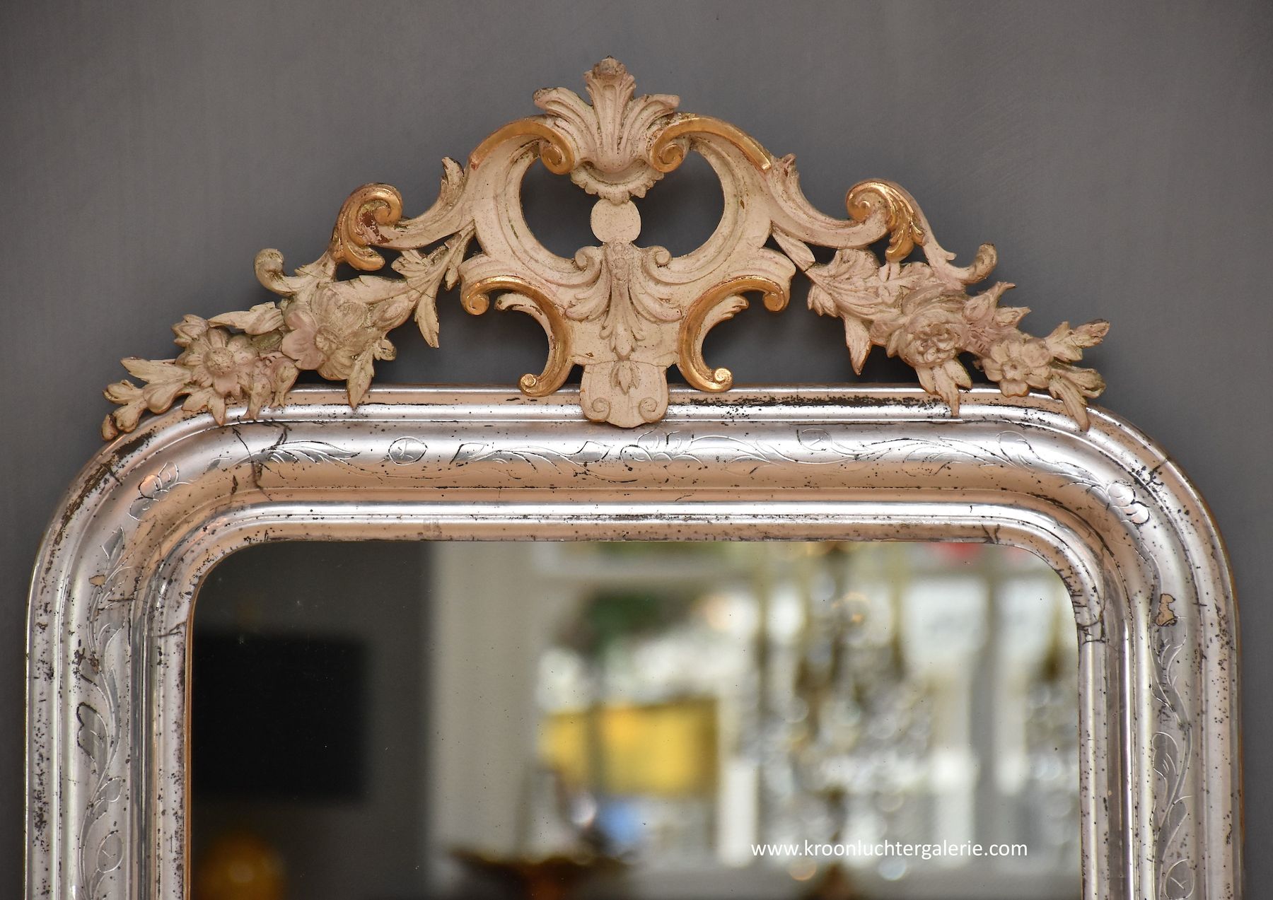 Antieke Franse spiegel met een kuif, bladzilver