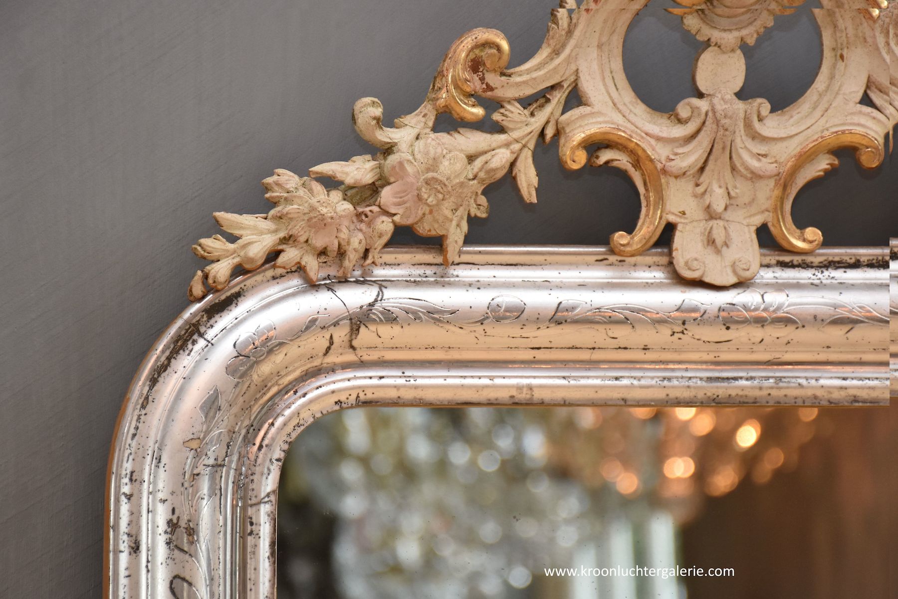 Antieke Franse spiegel met een kuif, bladzilver