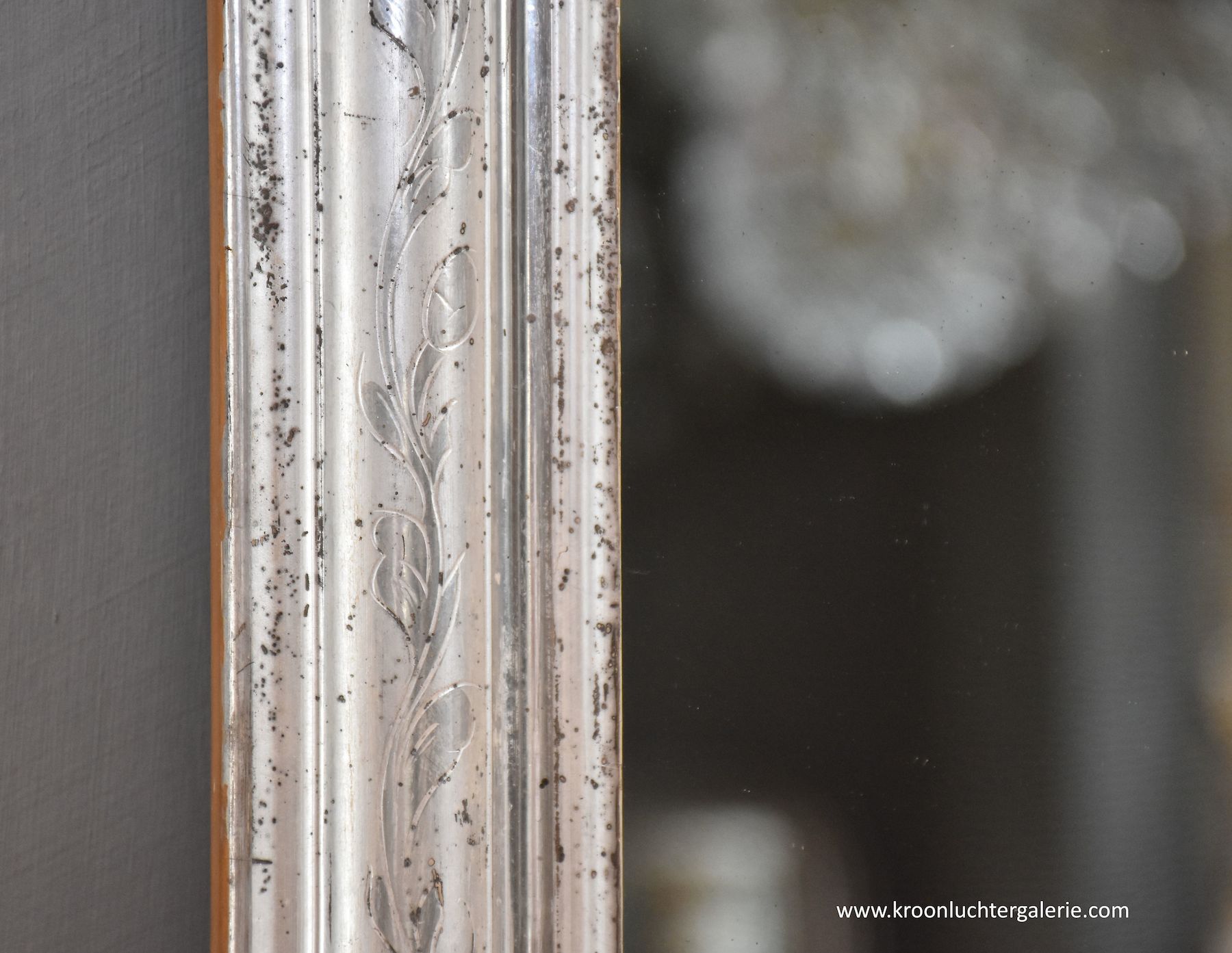 Antiker französischer Spiegel mit einer Krone, Blattsilber