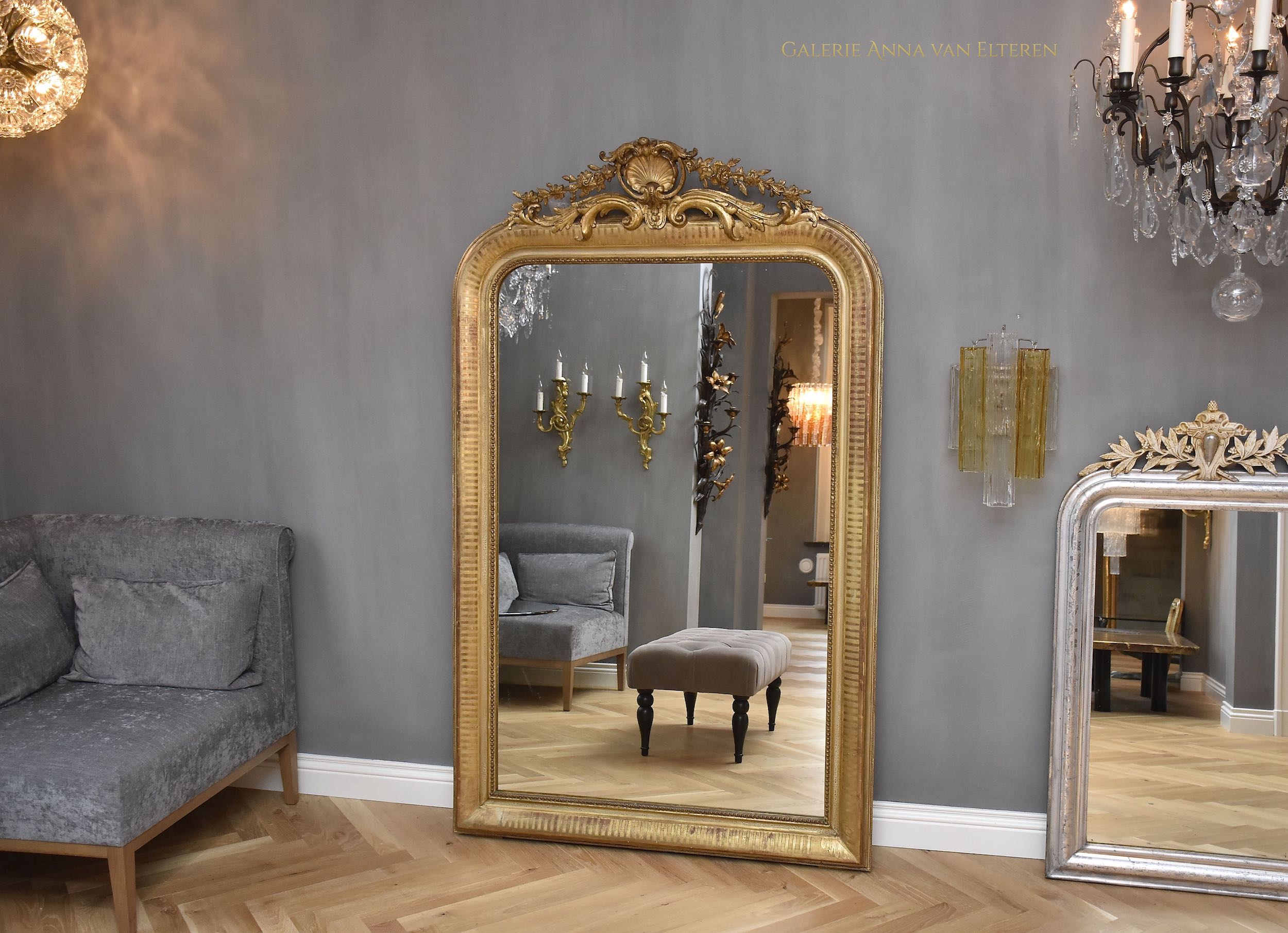 Großer antiker französischer Spiegel Louis-Philippe mit einer Krone