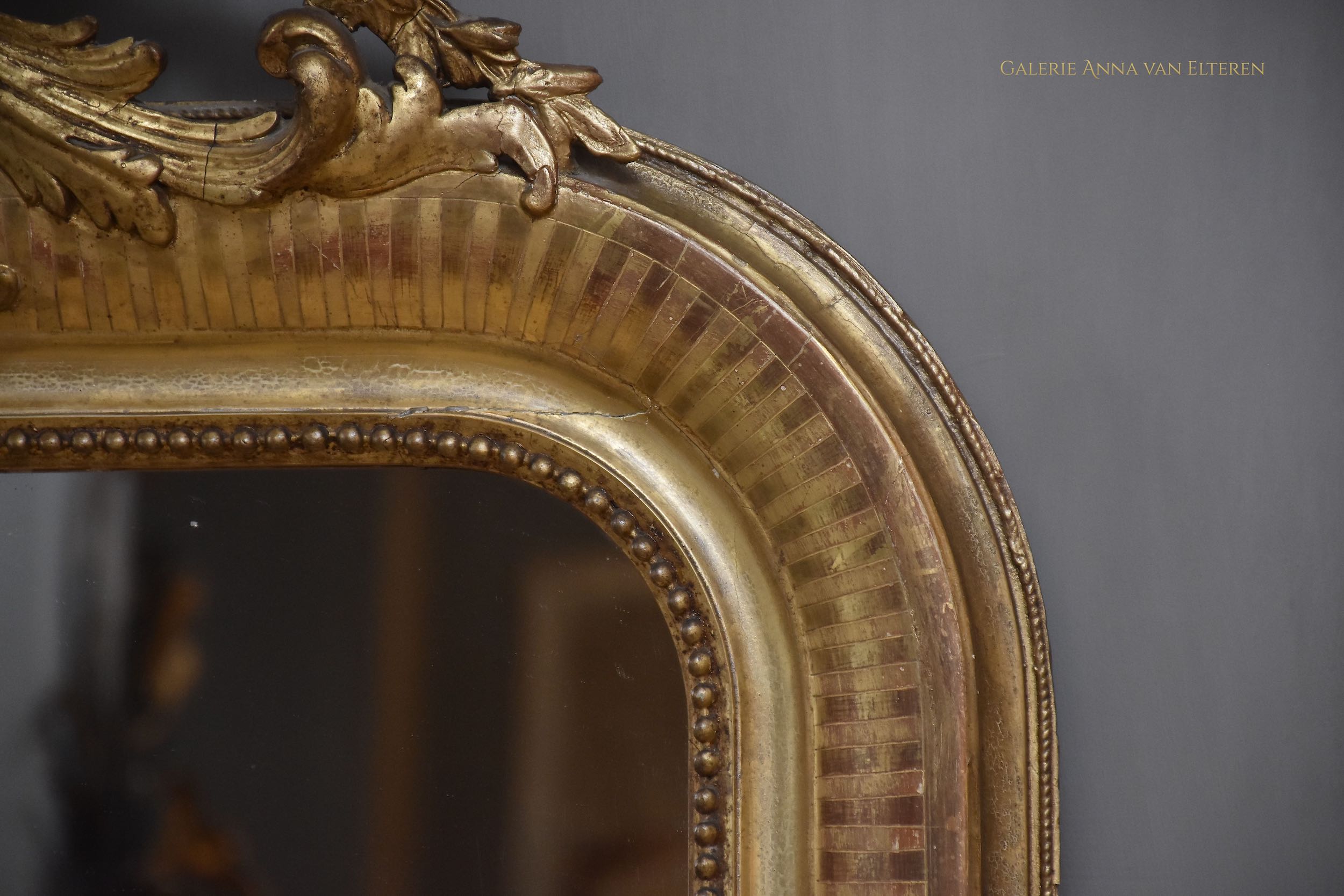 Großer antiker französischer Spiegel Louis-Philippe mit einer Krone