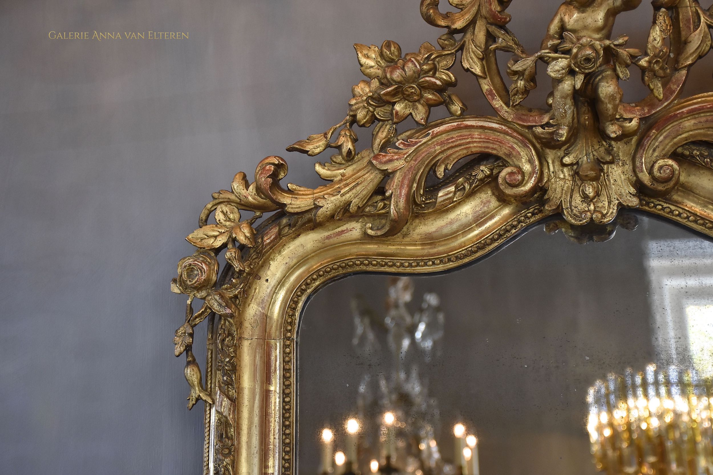Antieke Franse spiegel Louis-Philippe met een kroon
