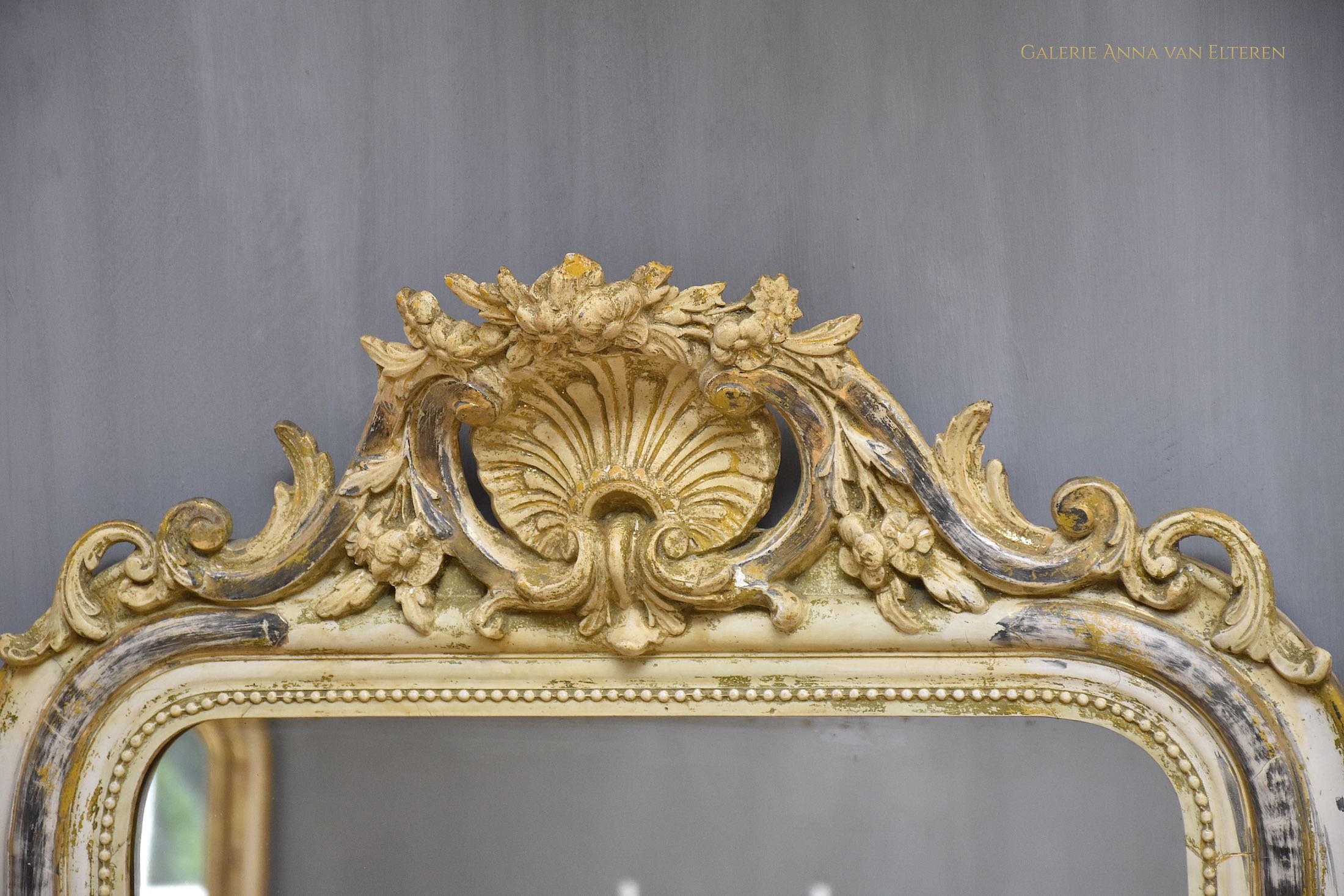 Antiker französischer Spiegel mit einer Krone