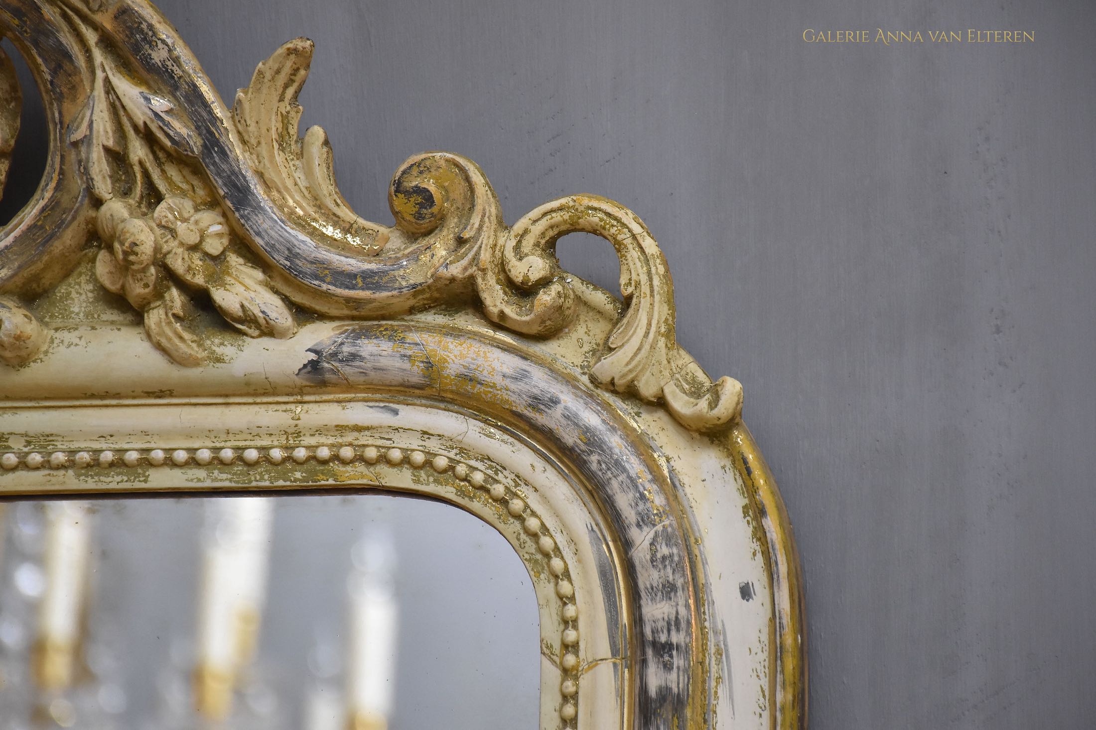Antieke Franse spiegel met een kuif