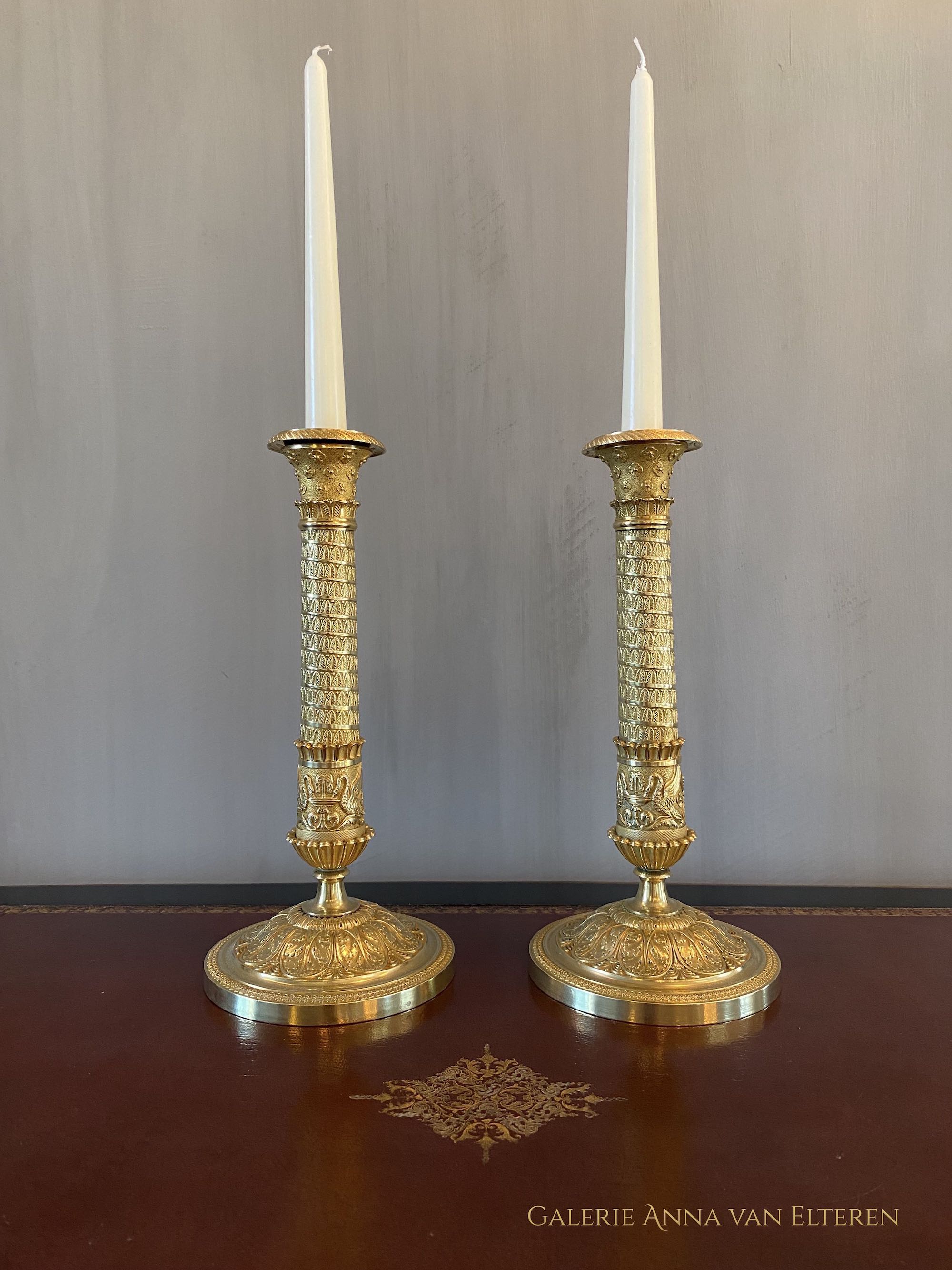 Ein Paar vergoldete und ziselierte Kerzenständer