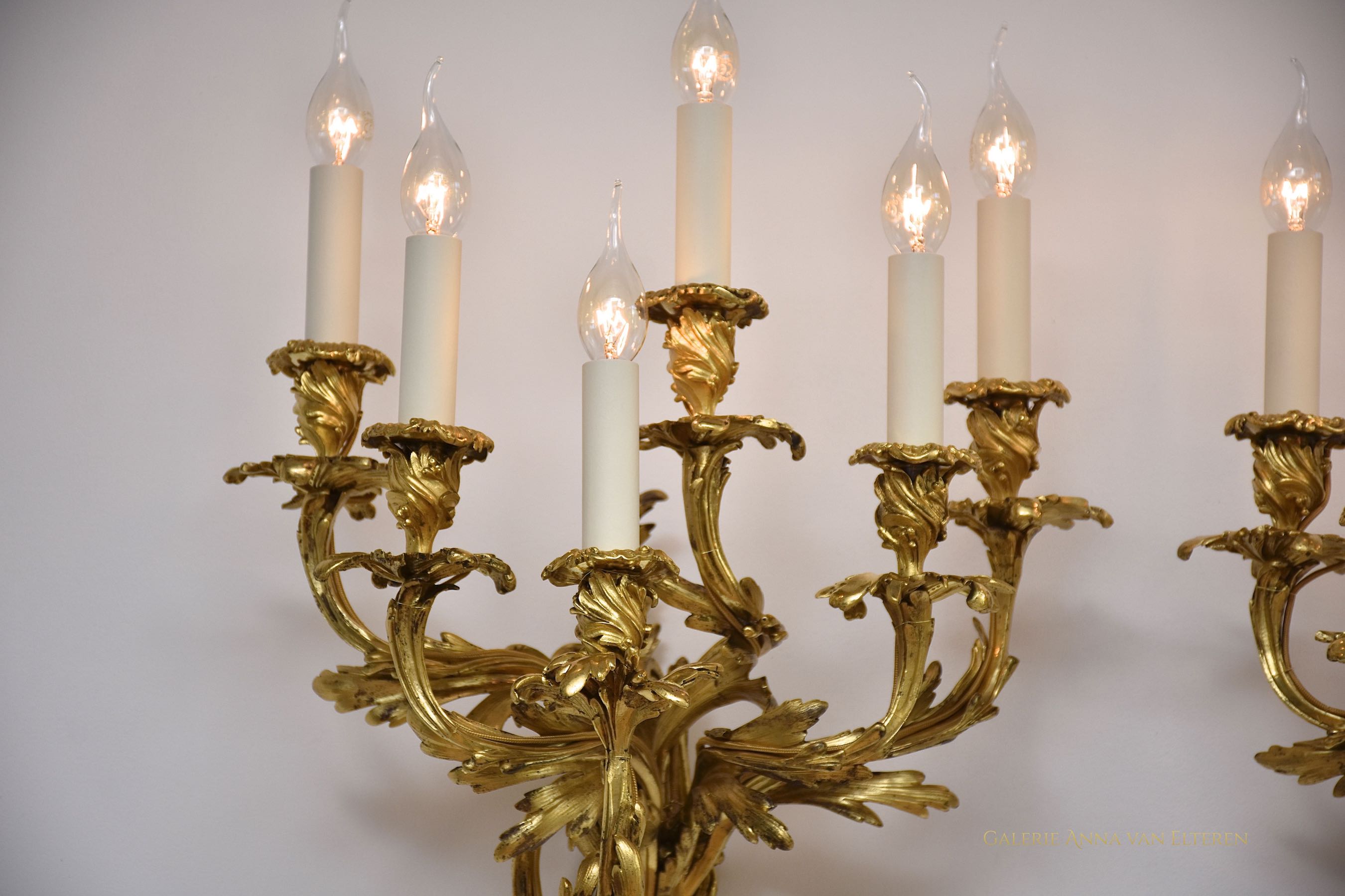 Een set vergulde & geciseleerde Franse wandlampen in de stijl van Louis XV