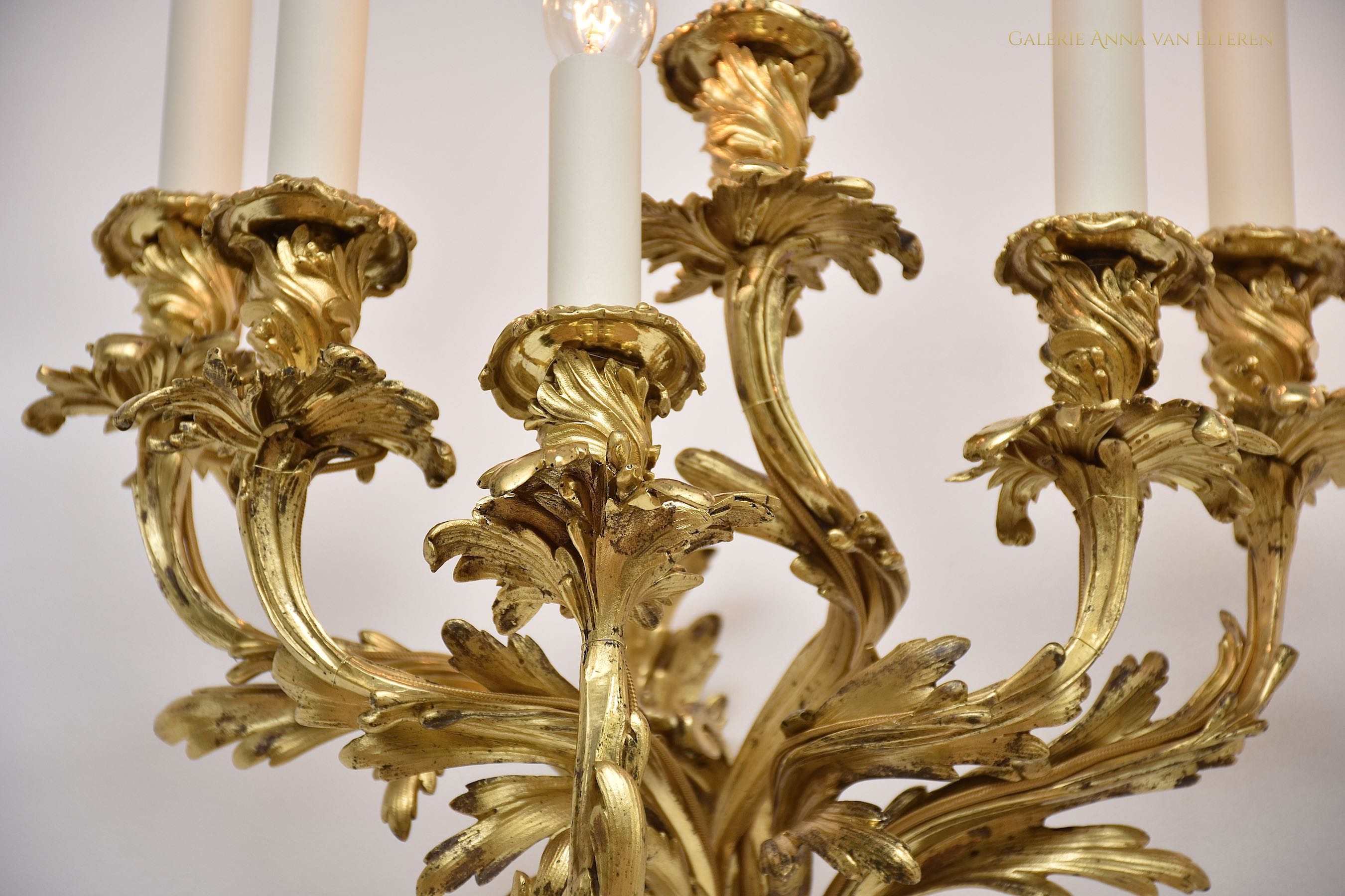 Een set vergulde & geciseleerde Franse wandlampen in de stijl van Louis XV