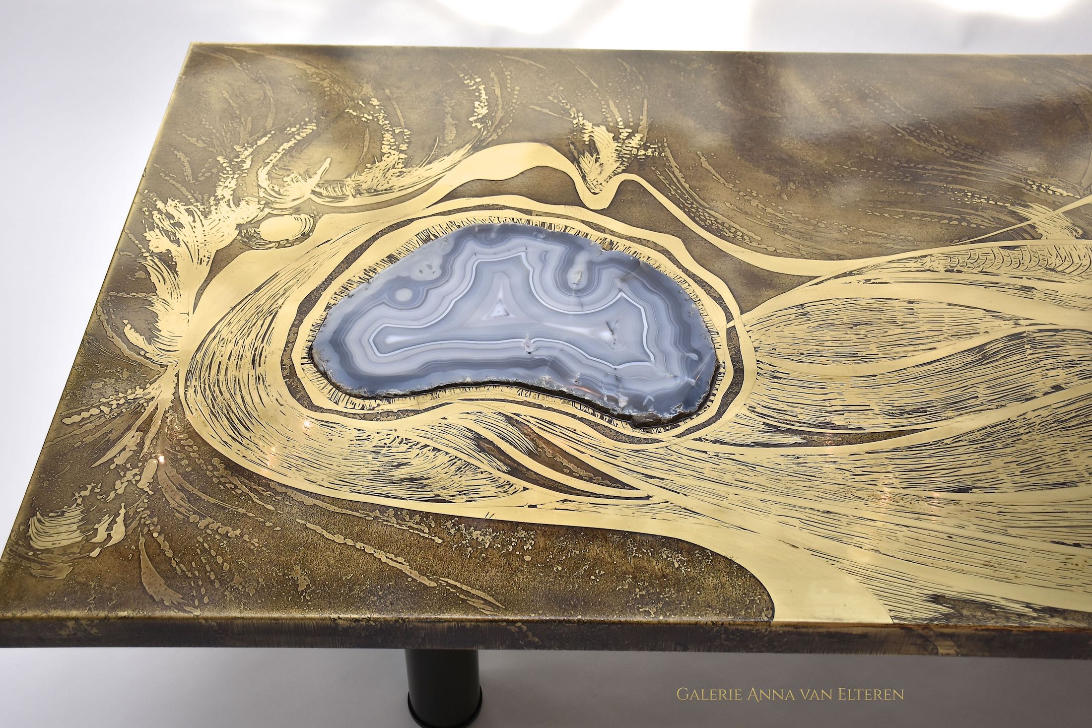 Couchtisch aus geätztem Messing & Achat von Marc D'Haenens 'Sea etching'