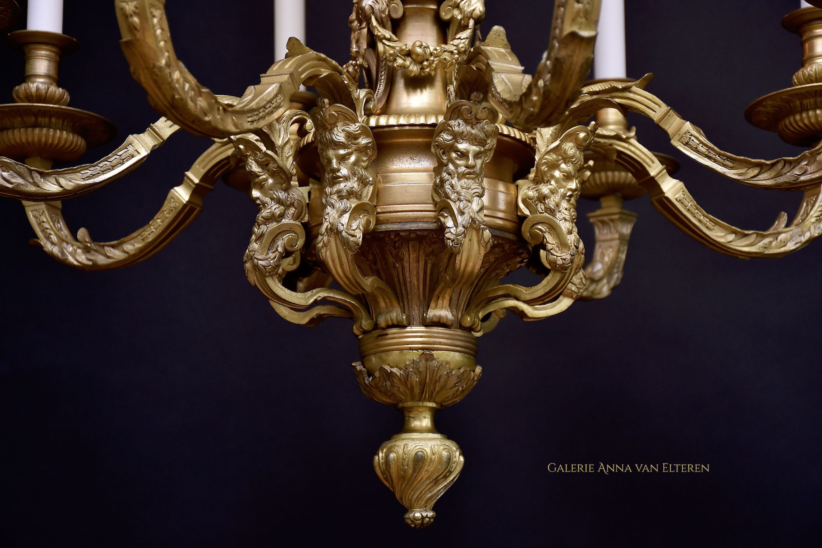 Antiker Kronleuchter aus getriebener und vergoldeter Bronze im Stil von André-Charles Boulle