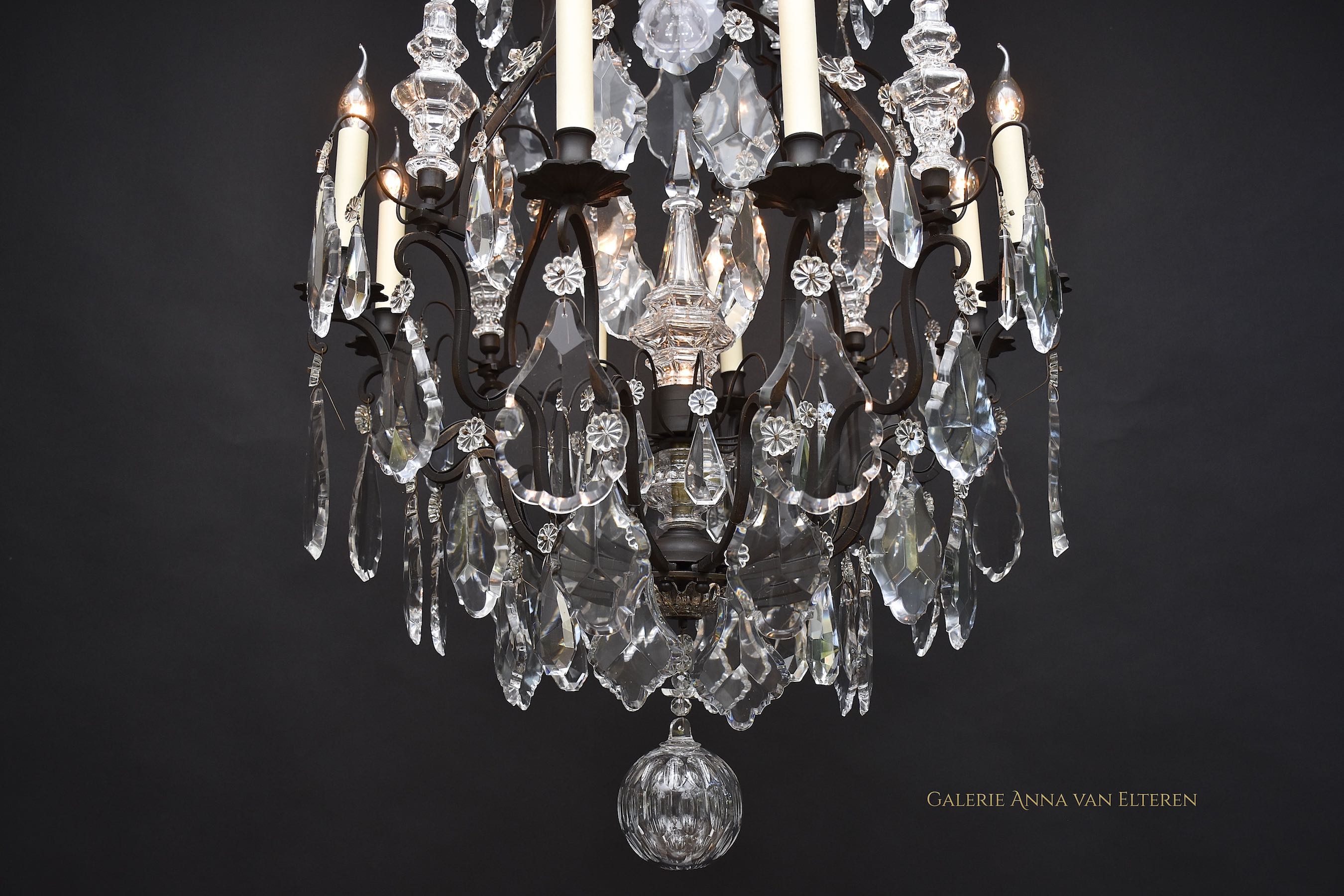 Bronze and Baccarat crystal French chandelier in the style of Louis XV