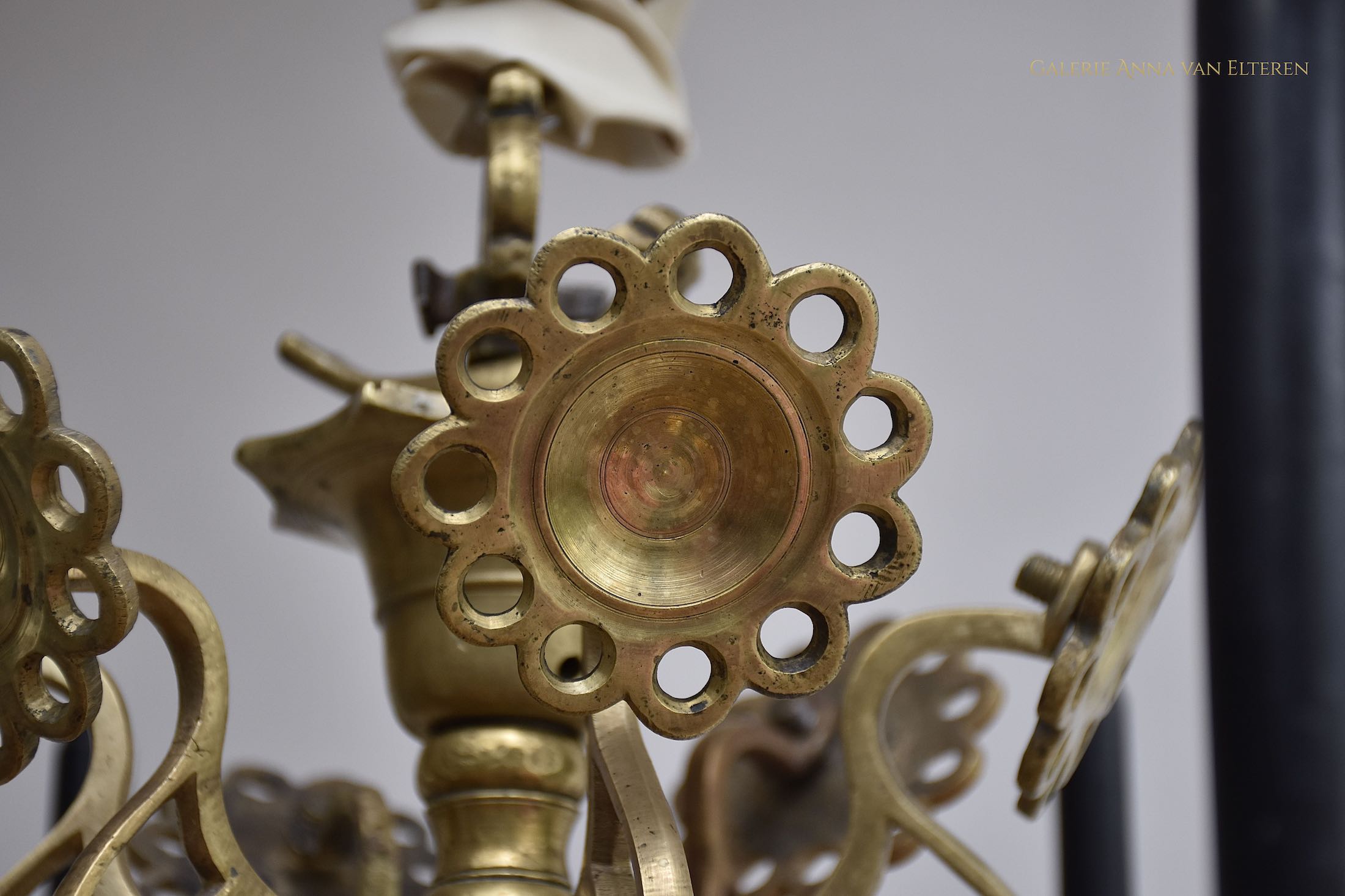 Antiker bronzer Kronleuchter