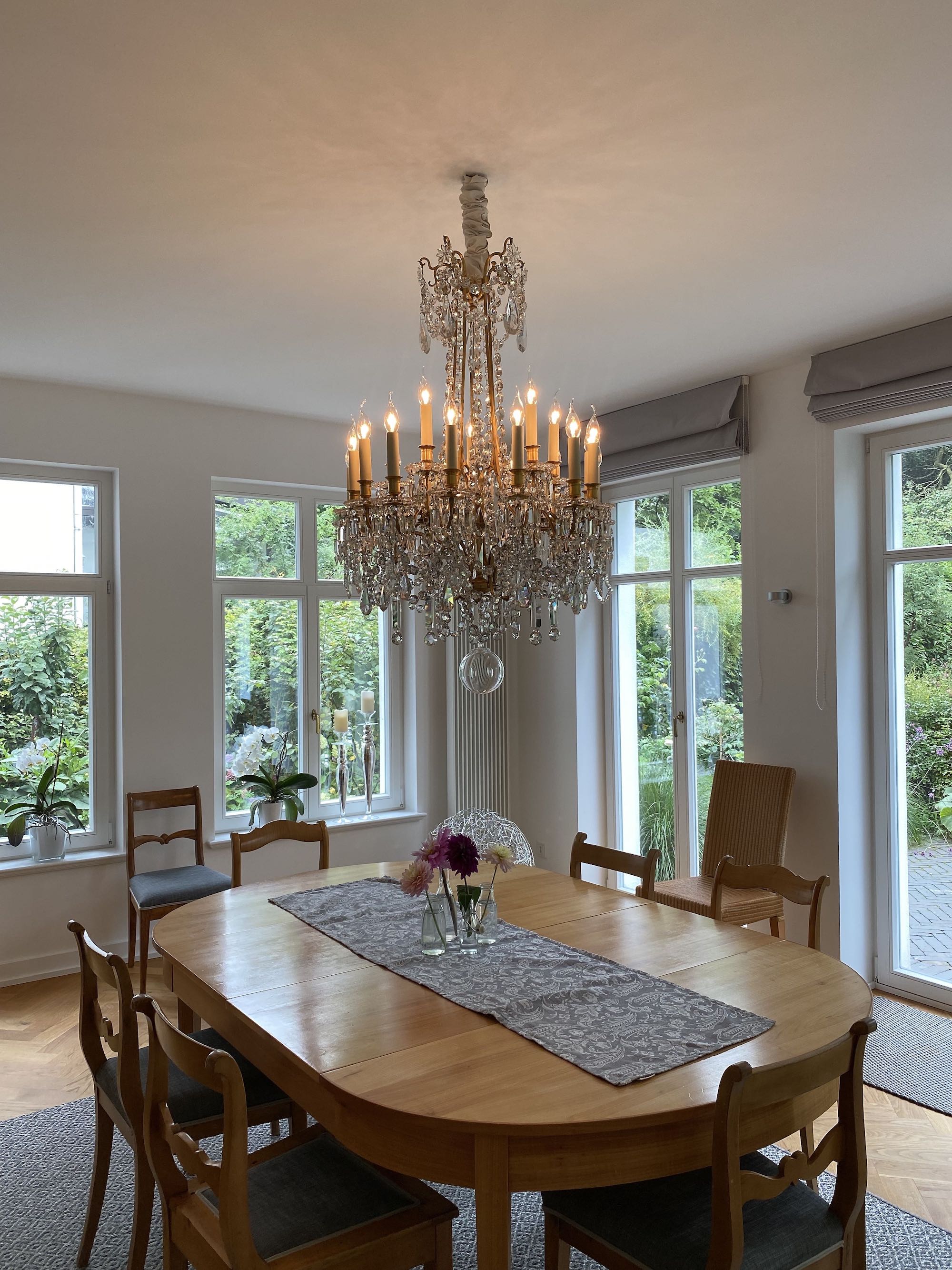 Baccarat chandelier in dining room-Galerie Anna van Elteren