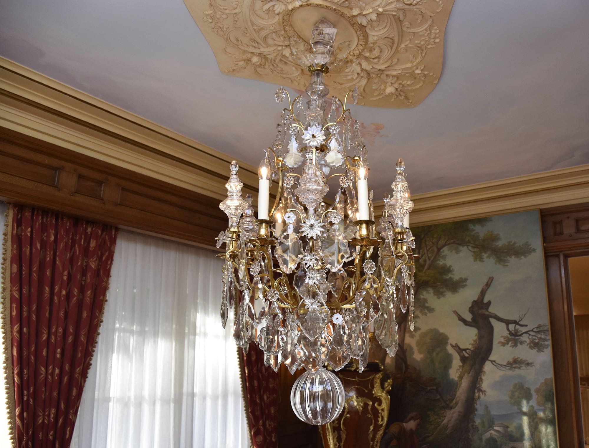 Louis XV Kronleuchter in einem klassischen Interieur