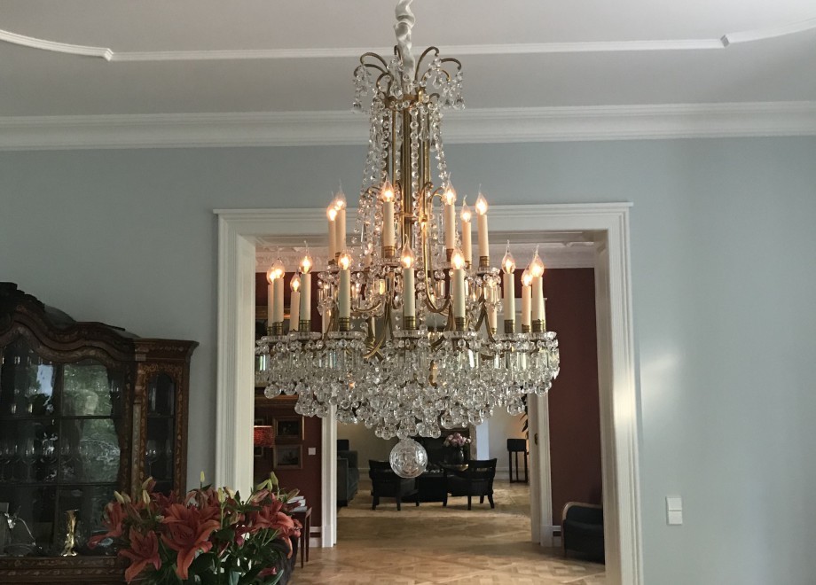 Baccarat and Murano chandelier in a charming villa from 1917