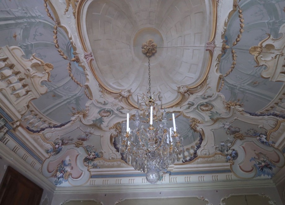 Italian glamour- 18th c. chandeliers in a villa