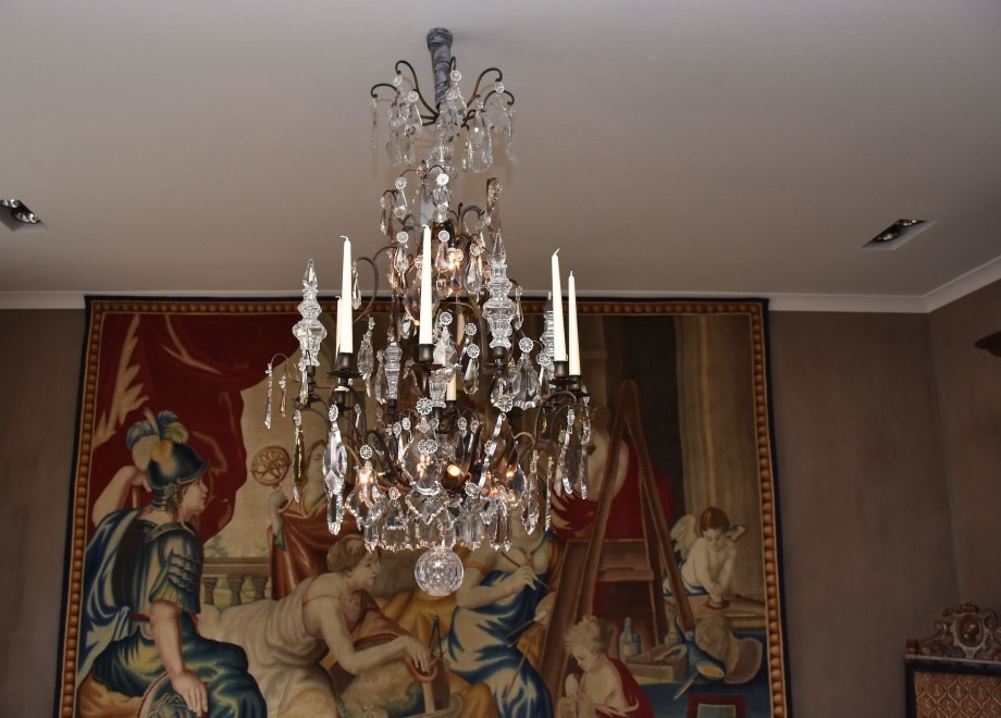 Antiker französischer Kerzenkronleuchter im Wohnzimmer