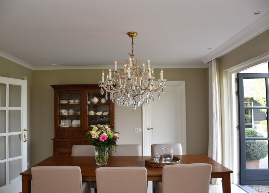 Crystal chandelier 'Maria Theresia' in the dining room